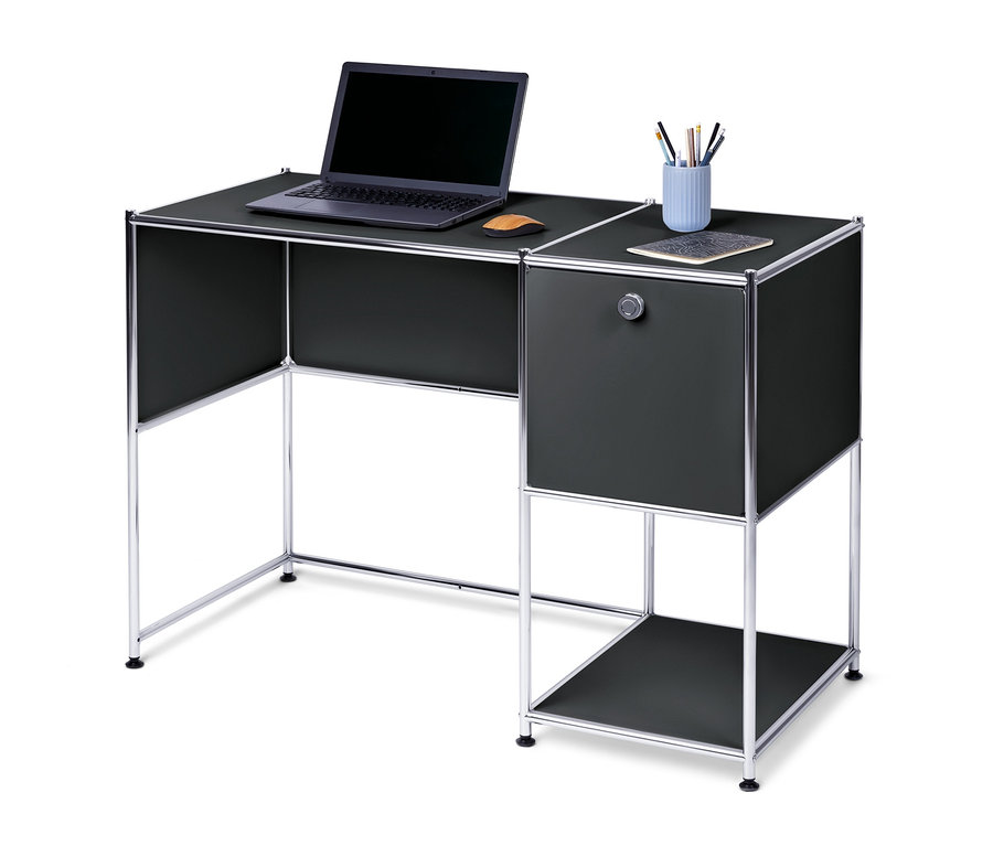 Na czarnym metalowym biurku »CN3« z klapą stoi laptop, mysz, notatnik, długopisy i pojemnik na długopisy.