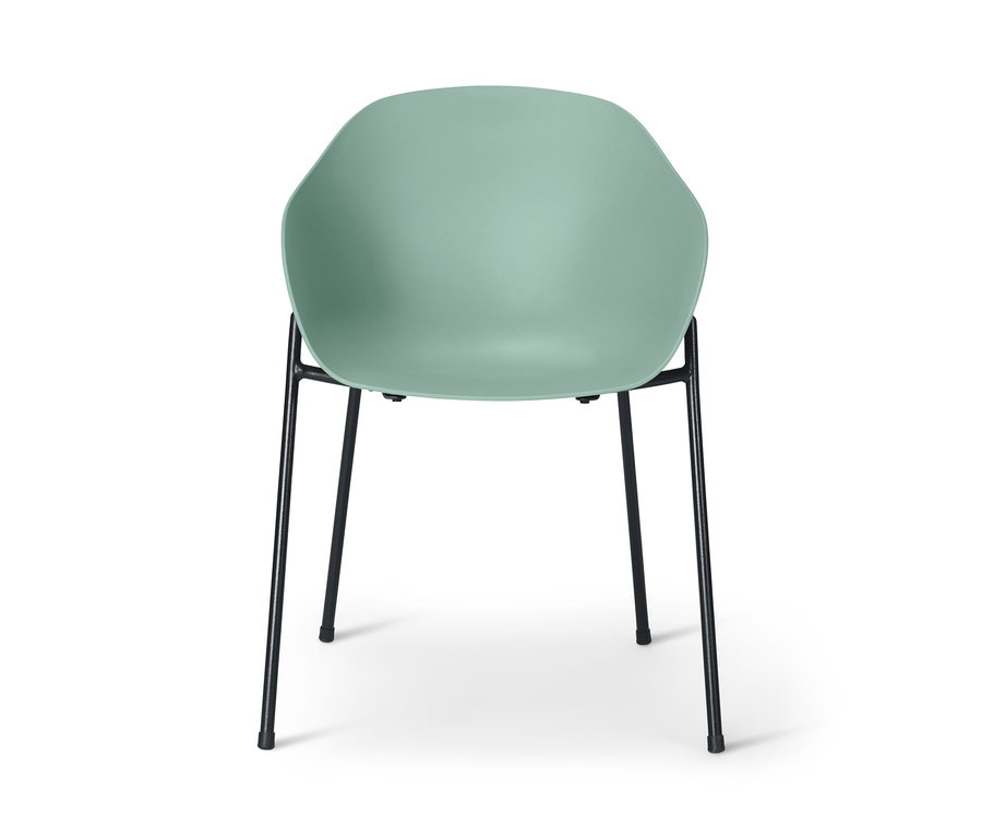 Zbliżenie nowoczesnego, miętowego krzesła z czarnymi nogami na białym tle.