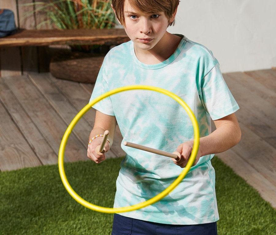 Chłopiec gra w grę Latający dysk.