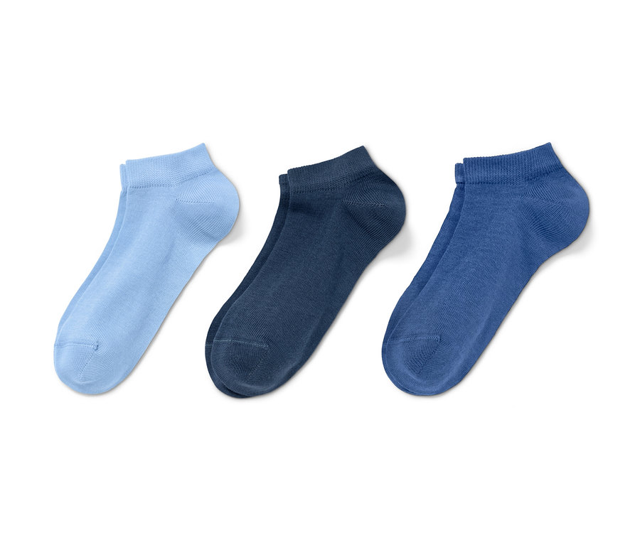 Trzy pary skarpetek stopek z bawełny ekologicznej w kolorach niebieskim, granatowym i jasnoniebieskim.