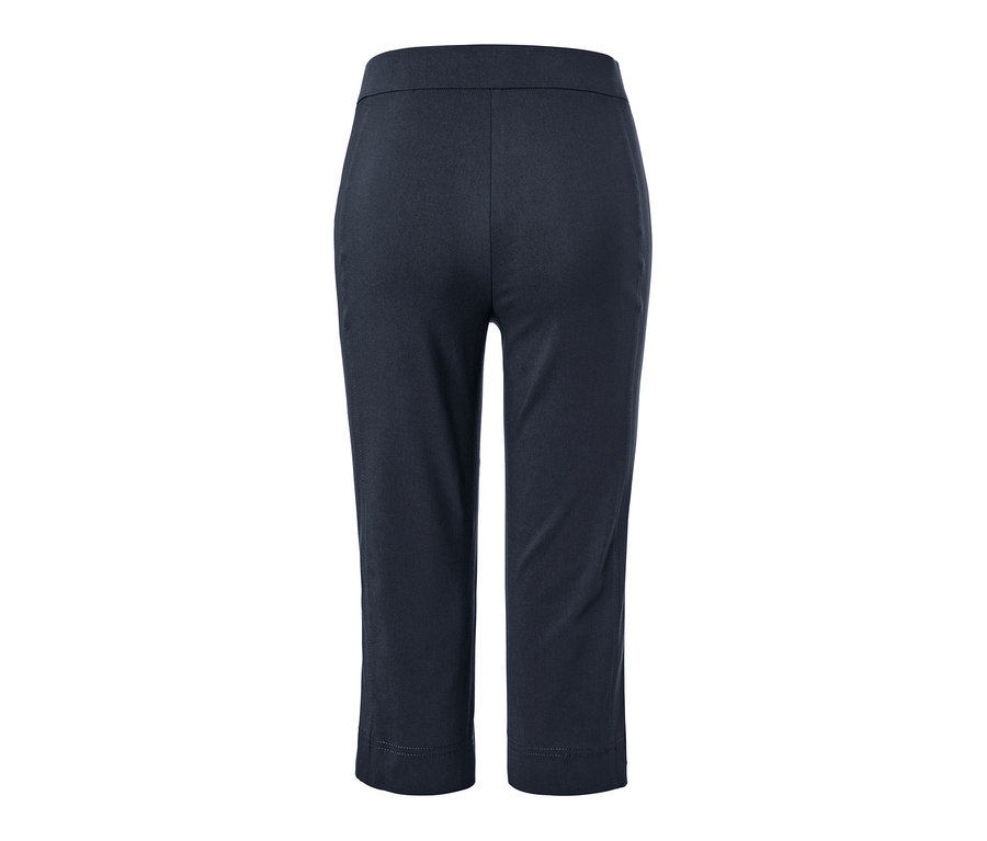 Zbliżenie na tył granatowych spodni stretchowych o długości 3/4.