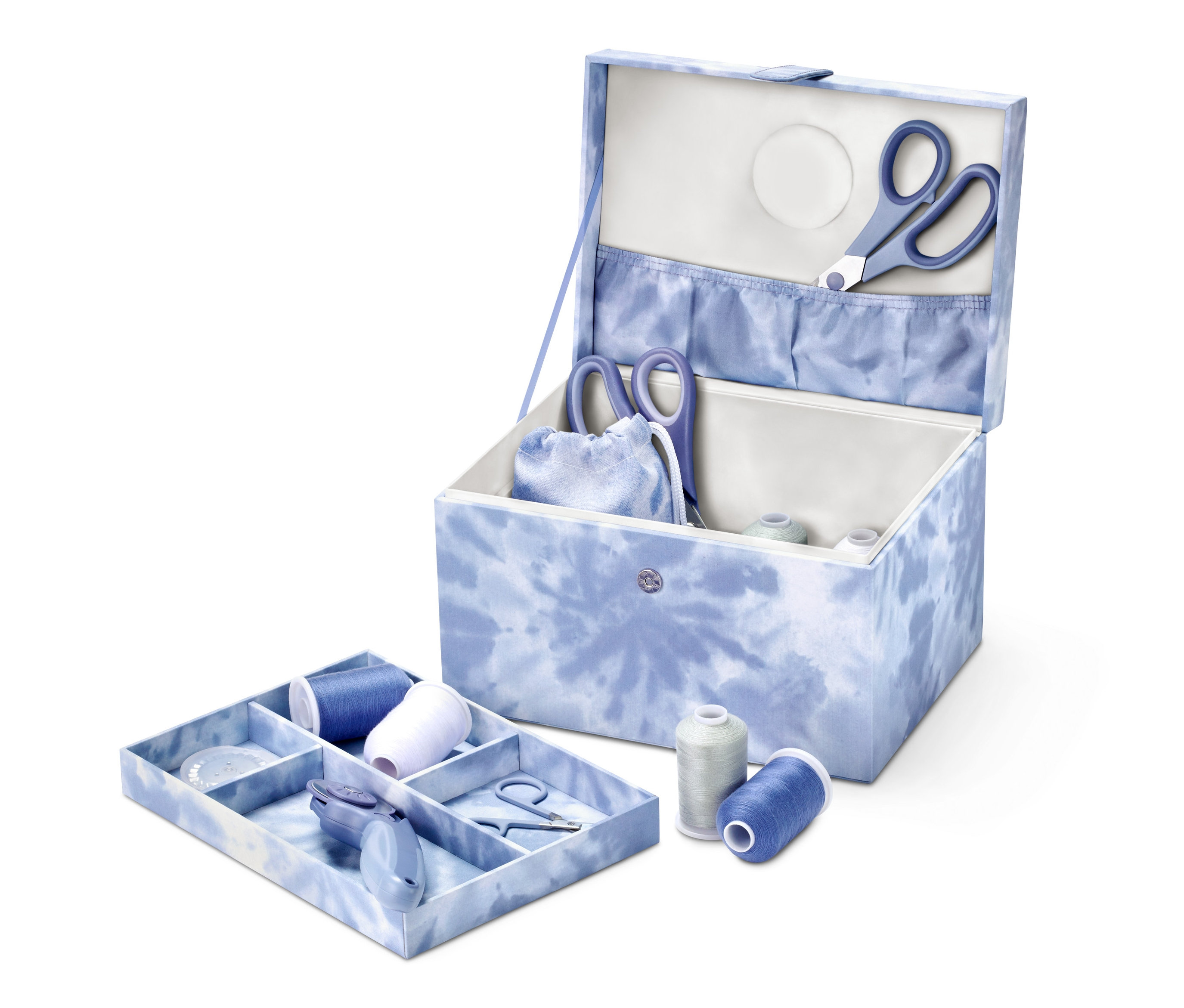 Otwarte pudełko na przybory do szycia z wzorem batiku, w środku nożyczki i nici.