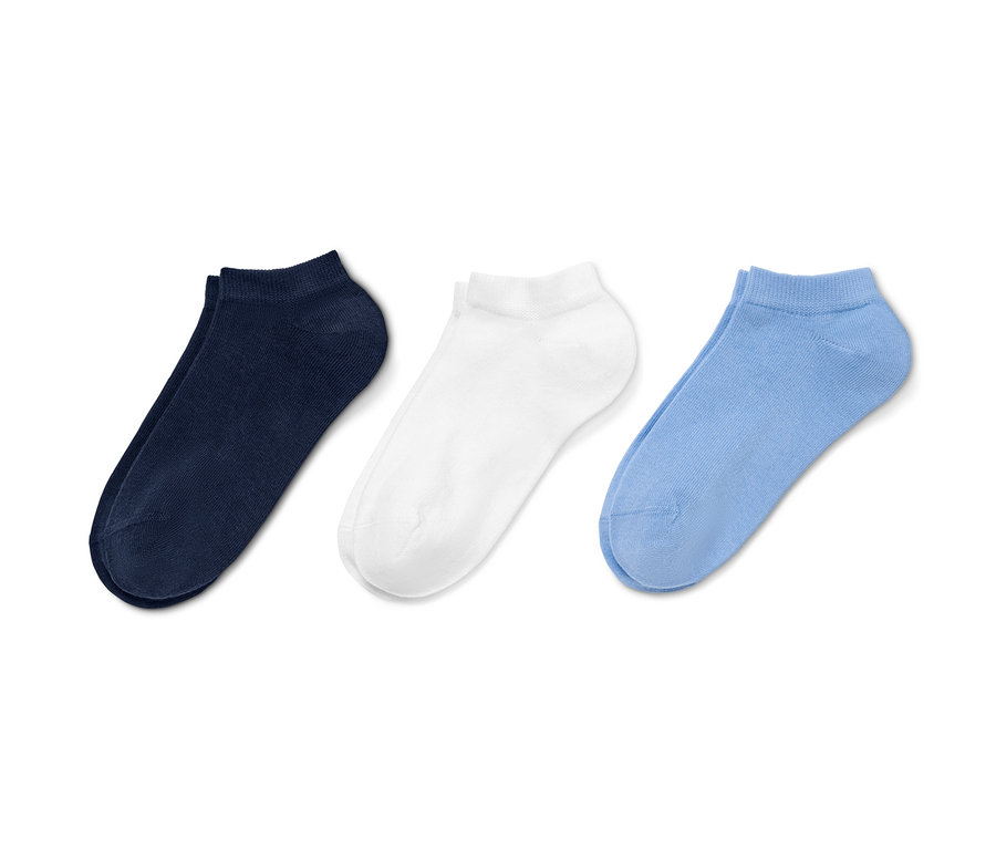 Trzy pary krótkich skarpetek: granatowe, białe i jasnoniebieskie.