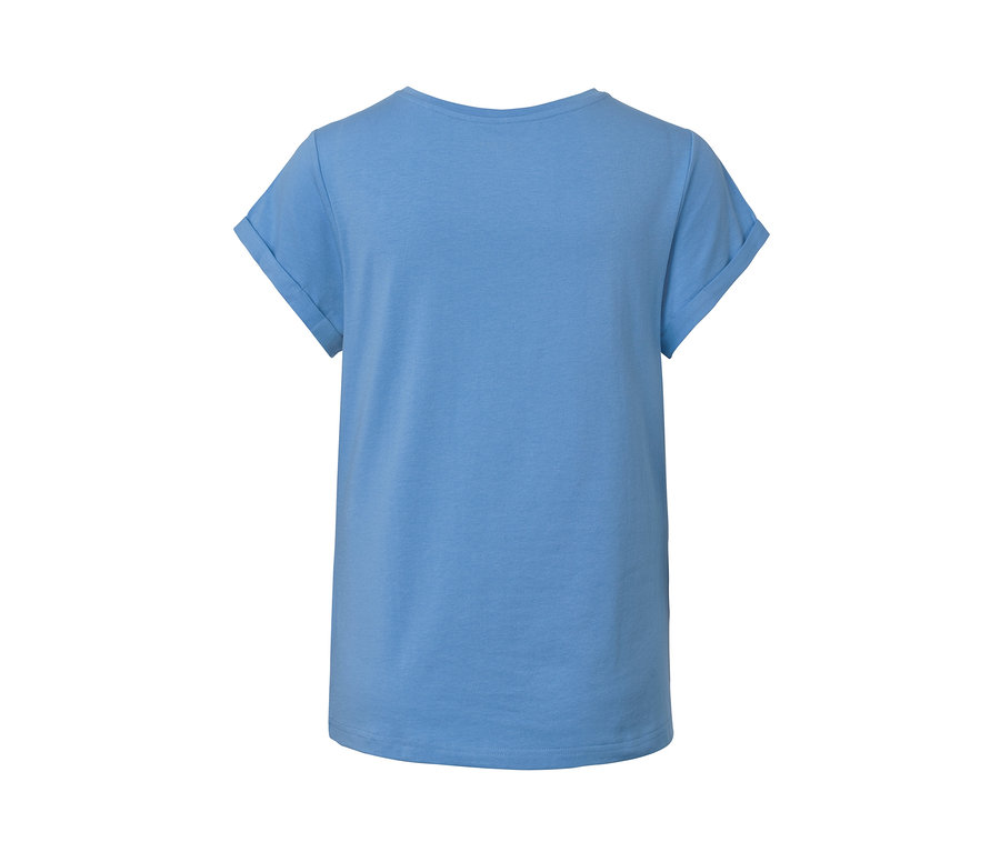 Niebieska piżama z koszulką i spodenkami.