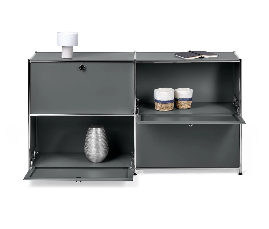 Szara metalowa szafka typu sideboard „CN3” z 4 klapami, z których dwie są zamknięte, dwie otwarte, wewnątrz wazon i dwa kosze.