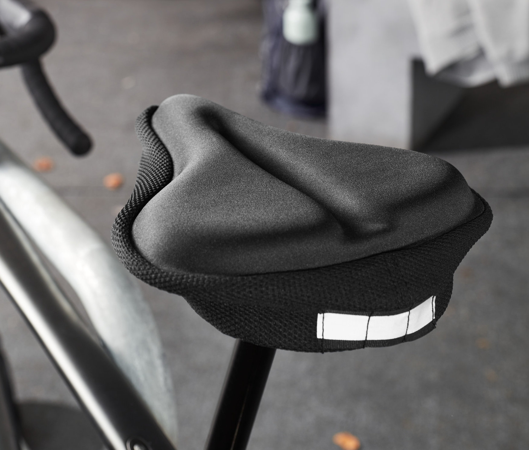 Zbliżenie na czarny rower z czarnym pokrowcem na siodełko z pianki memory.