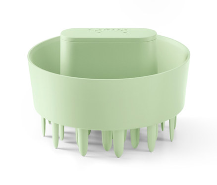 Zielony rozdrabniacz do warzyw na białym tle.