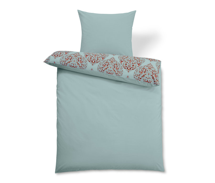 Jasnoniebieska pościel bawełniana premium w standardowym rozmiarze z poduszką z czerwonym wzorem.