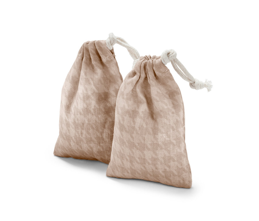 Dwa woreczki z drewnem cedrowym.