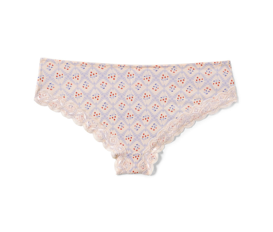 Kremowe figi brazylijskie z kwiatowym nadrukiem na białym tle.