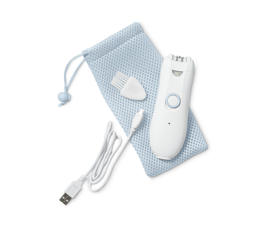Biały depilator do twarzy ze szczoteczką, kablem USB i niebieskim woreczkiem na białym tle.