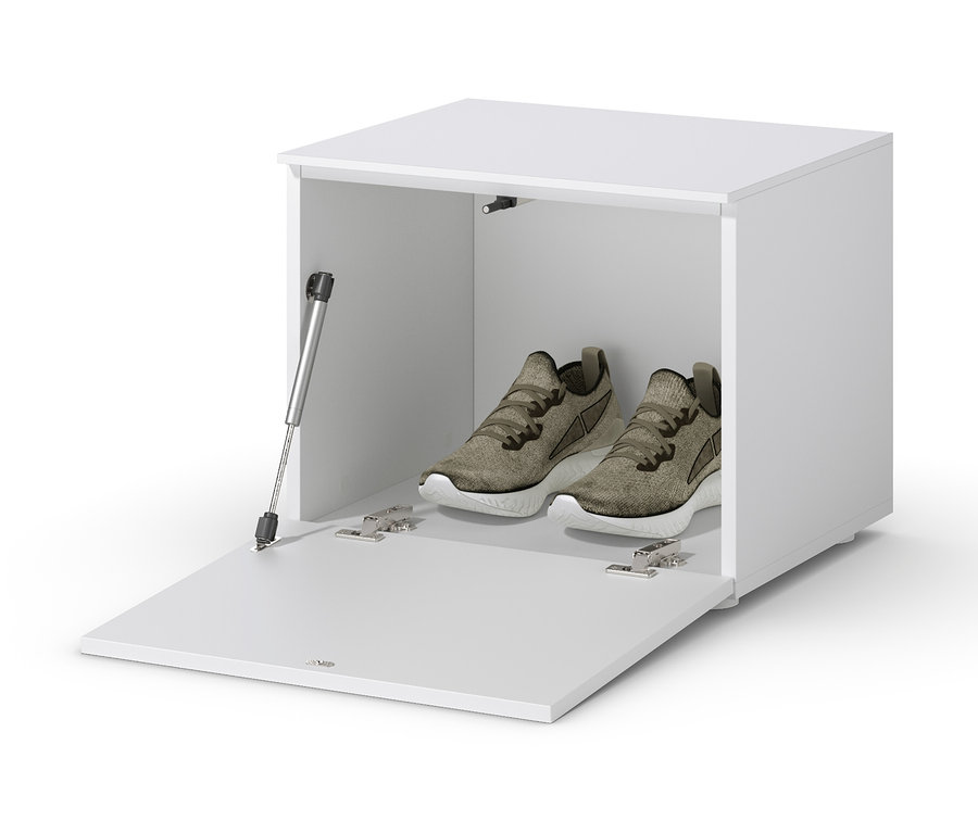 Wewnątrz otwartej białej ławki do siedzenia, ok. 50 cm, stoi para brązowych butów.