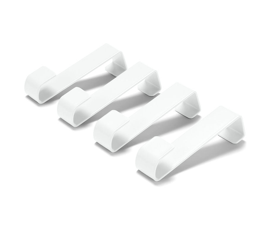 Cztery białe haczyki na drzwi.