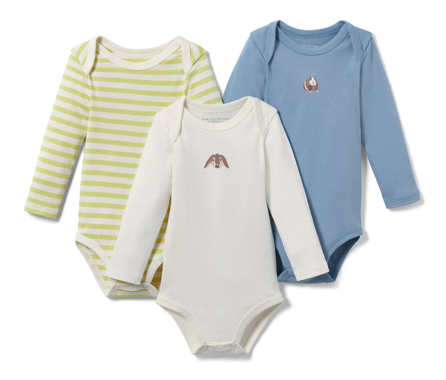 Trzy body z długim rękawem: jedno zielono-białe w paski, jedno białe z rysunkiem królika i jedno niebieskie z rysunkiem świnki morskiej.