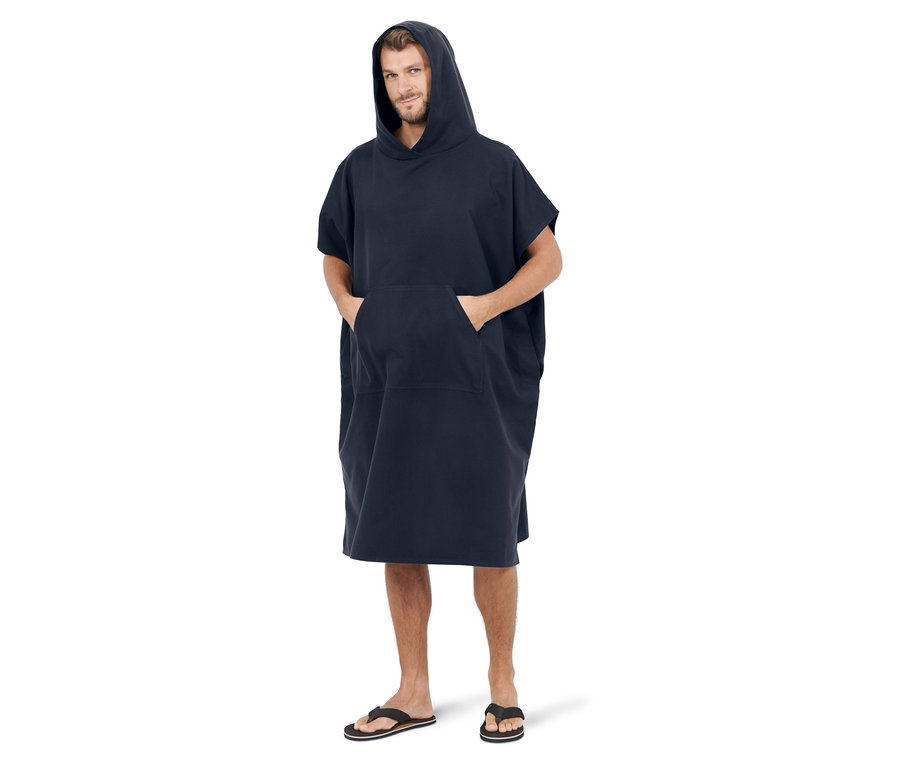 Mężczyzna ma na sobie niebieskie poncho kąpielowe.