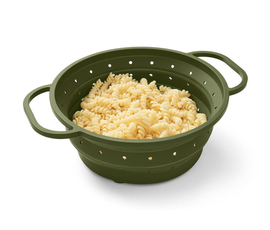 Makaron fusilli w zielonym składanym durszlaku.