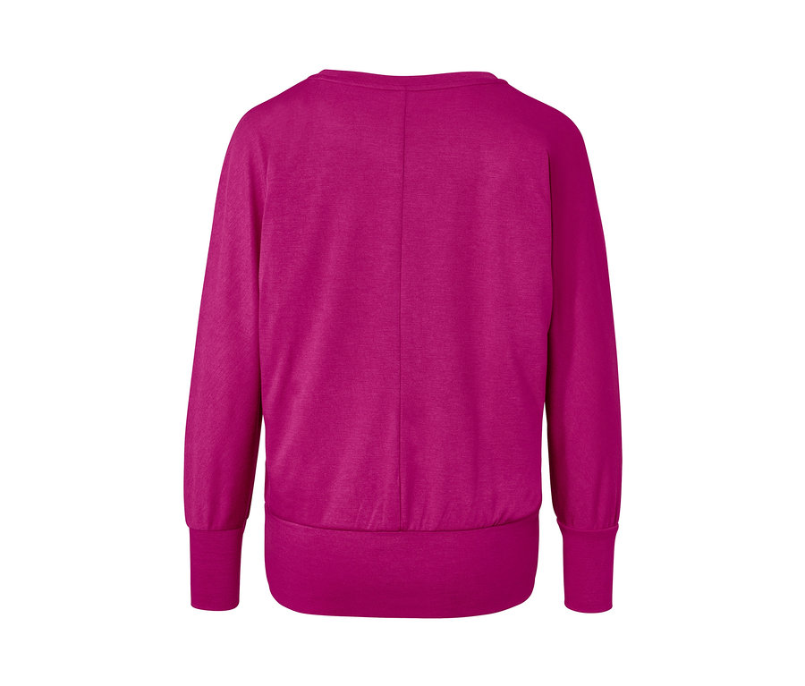 Widok z tyłu na fuksjową koszulkę do jogi.