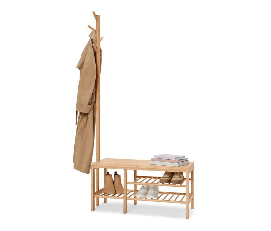 Ławka z wieszakiem na ubrania wykonana z bambusa z butami i książkami.