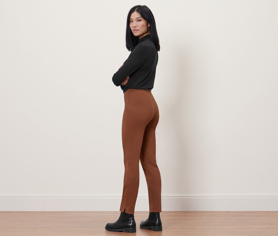 Kobieta pozuje w koniakowych spodniach ze stretchu.