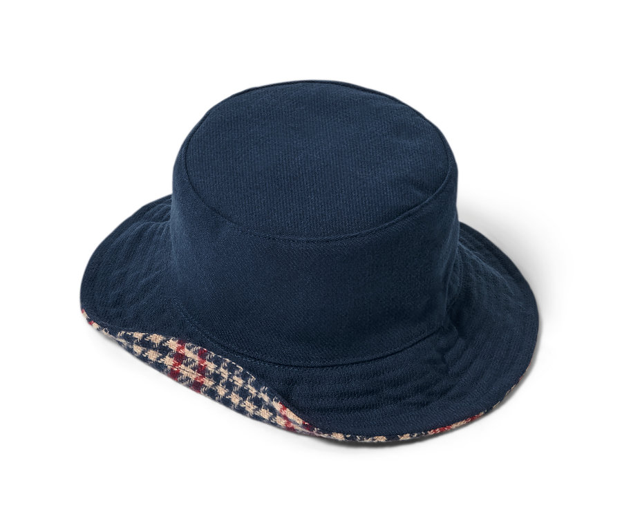 Niebieski kapelusz typu bucket hat, dwustronny.