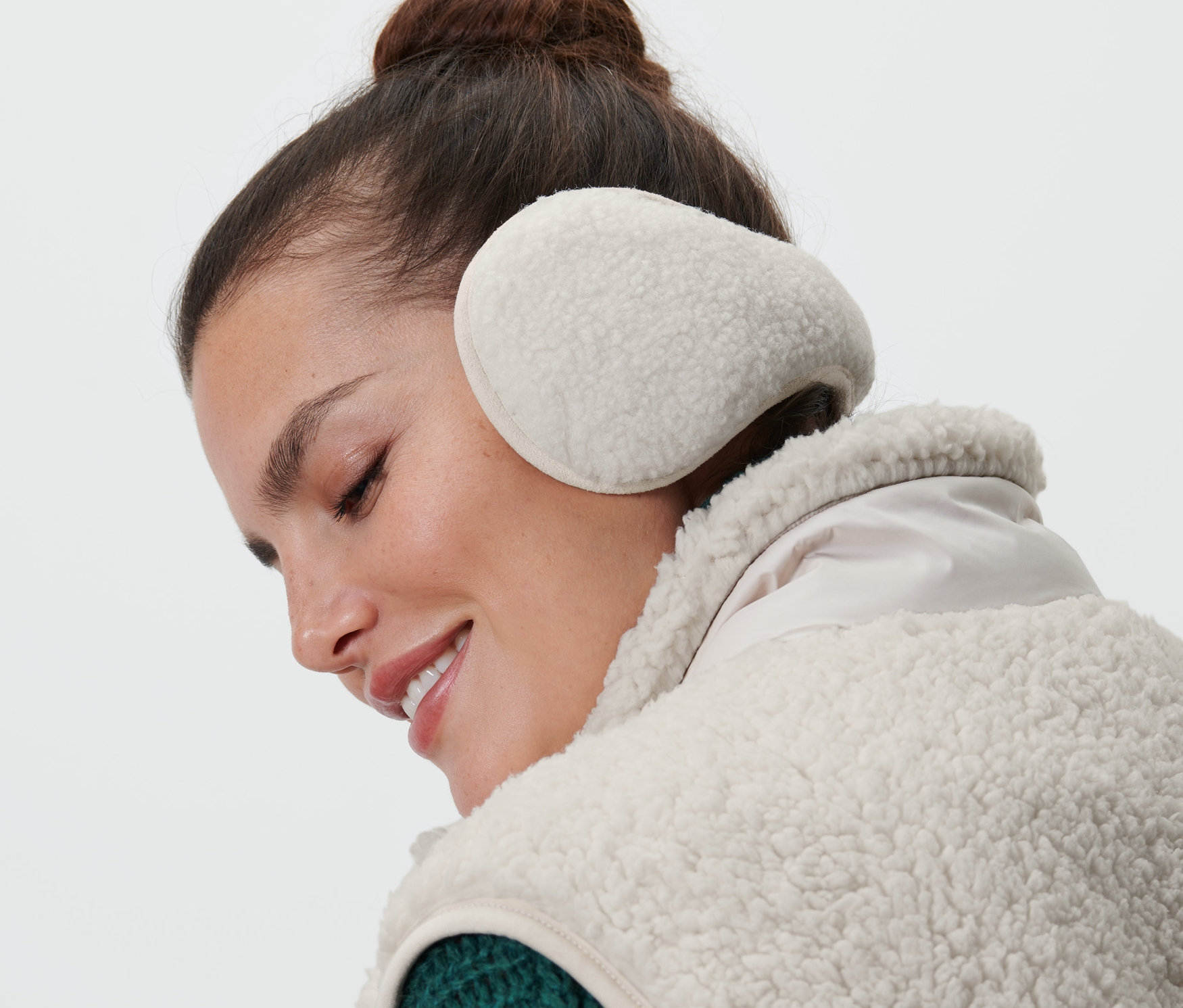 Kobieta o brązowych włosach nosi nauszniki.