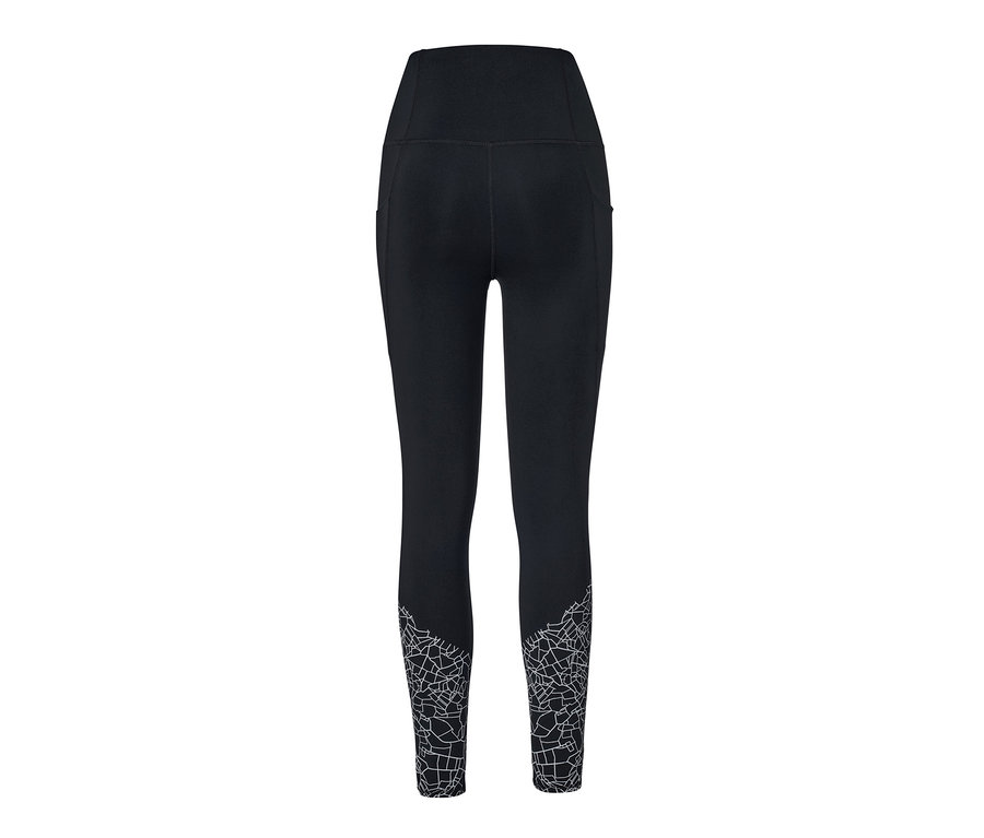 Czarne legginsy sportowe ze wzorem na nogawkach.