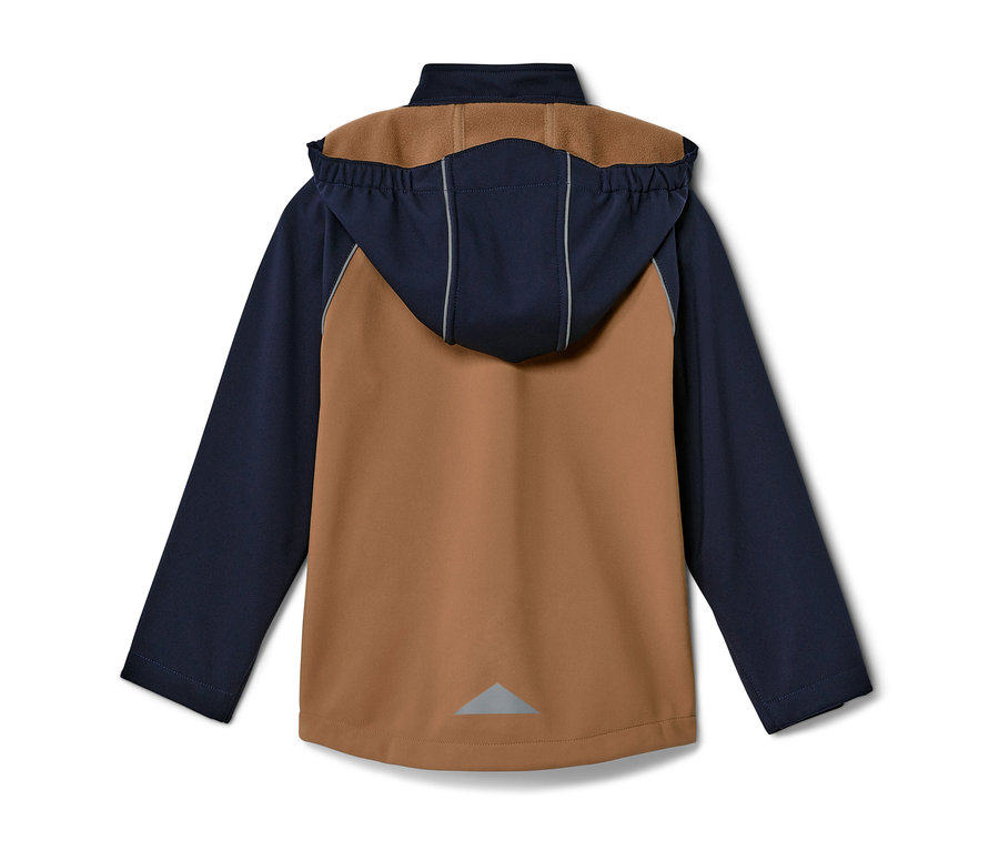 Widok z tyłu dziecięcej kurtki softshell z kapturem w kolorze brązowym i granatowym.