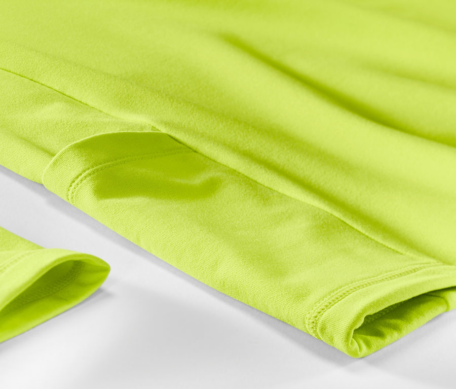 Zbliżenie na neonowo limonkowa termoaktywna koszulka funkcyjna.