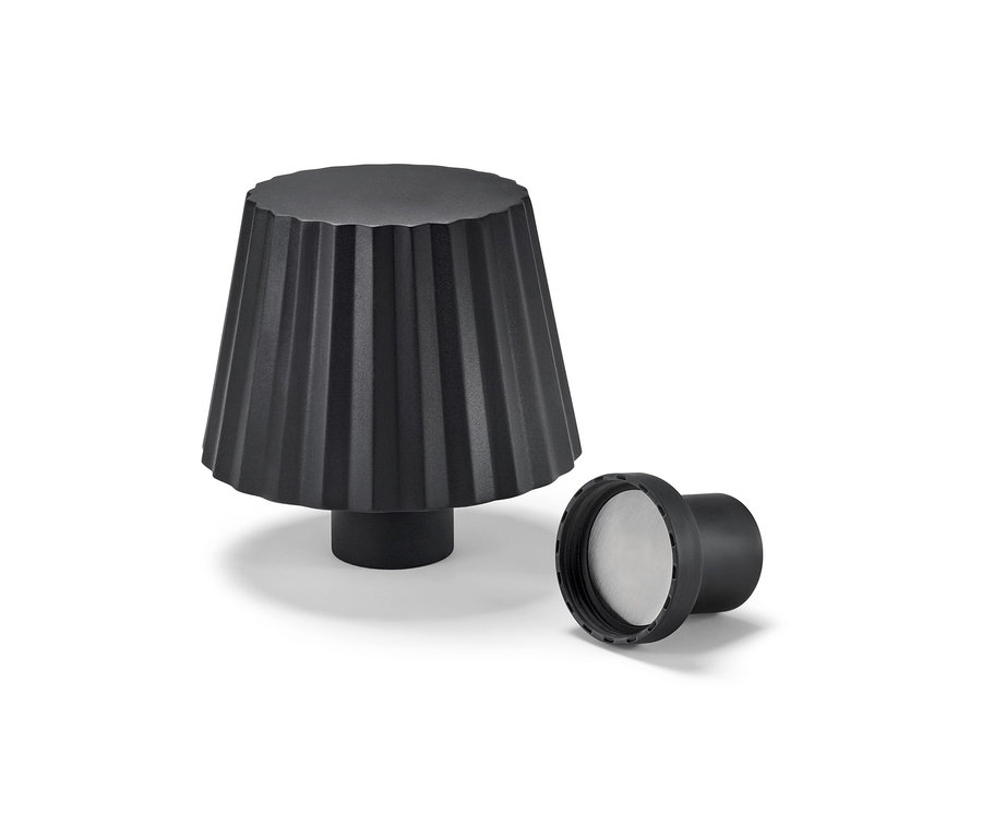 Czarna lampa LED na butelkę i jej zakrętka leżą obok siebie na białym tle.