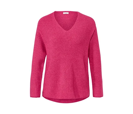 Malinowy sweter o grubym splocie z dekoltem w serek.