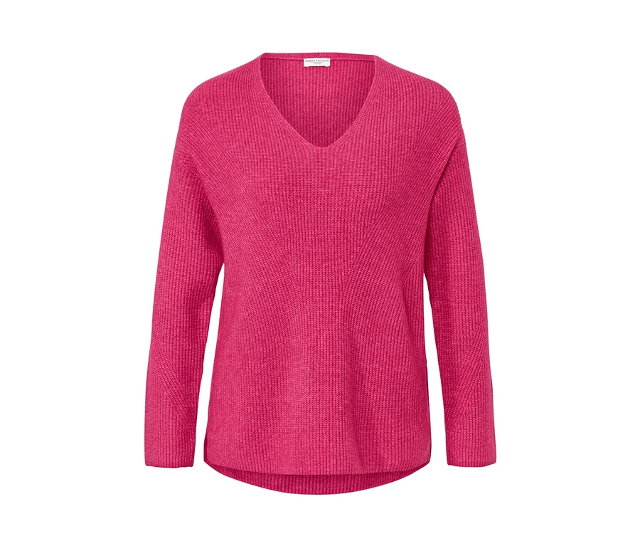 Malinowy sweter o grubym splocie z dekoltem w serek.
