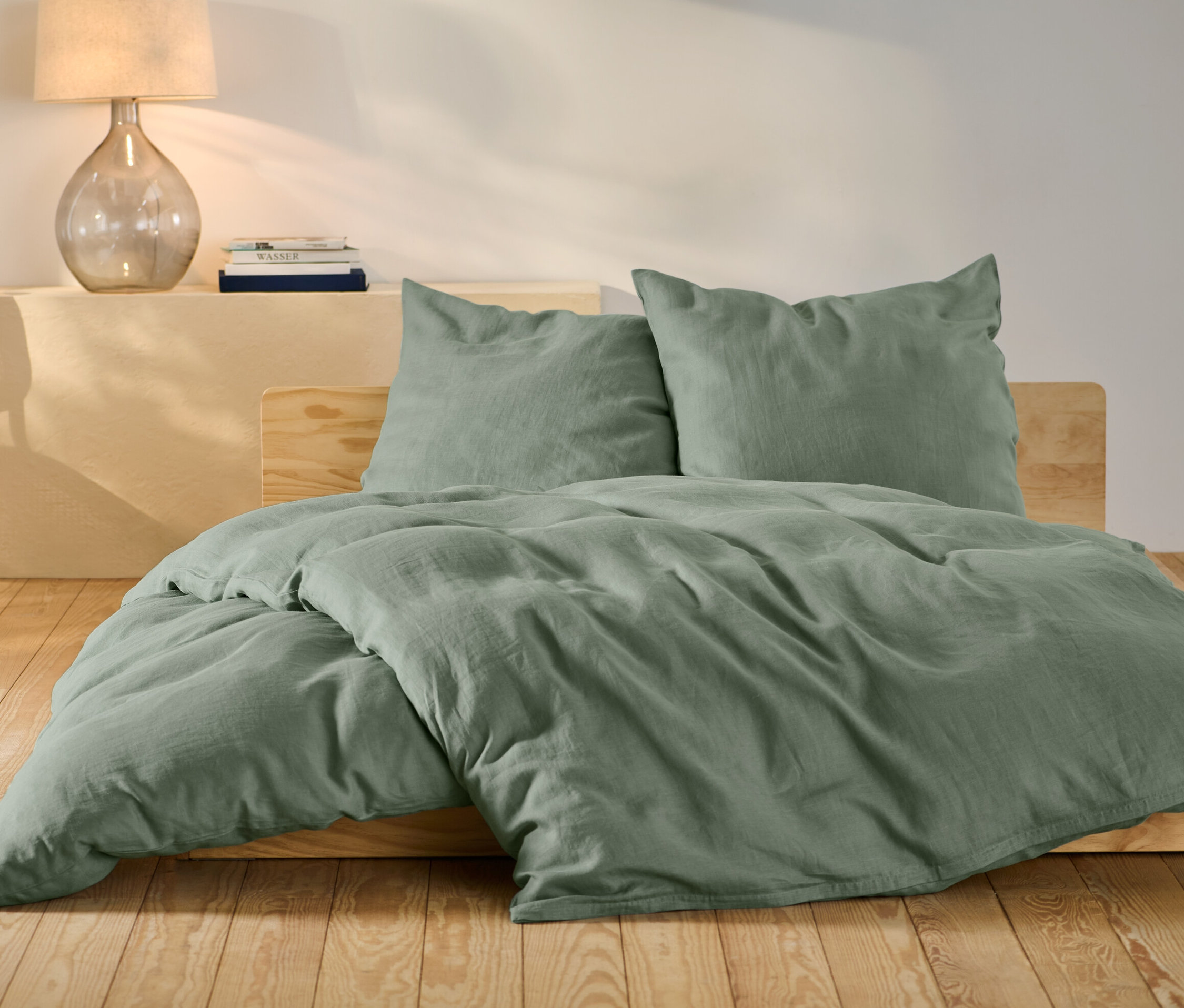 Zielona pościel lniana w standardowym i niestandardowym rozmiarze na łóżku.