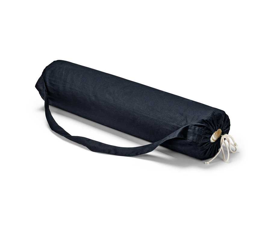 Zrolowana mata do jogi z żywą wełną w granatowym pokrowcu z paskiem.