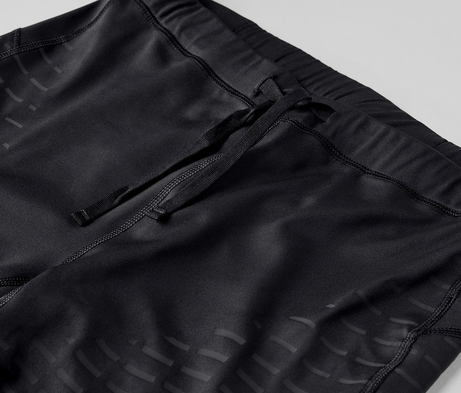 Szczegółowe ujęcie czarnych legginsów do biegania.