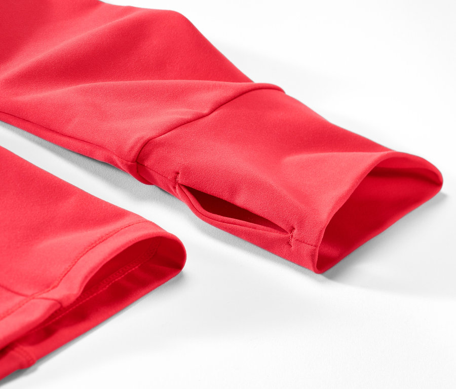 Szczegół czerwonej bluzy sportowej.