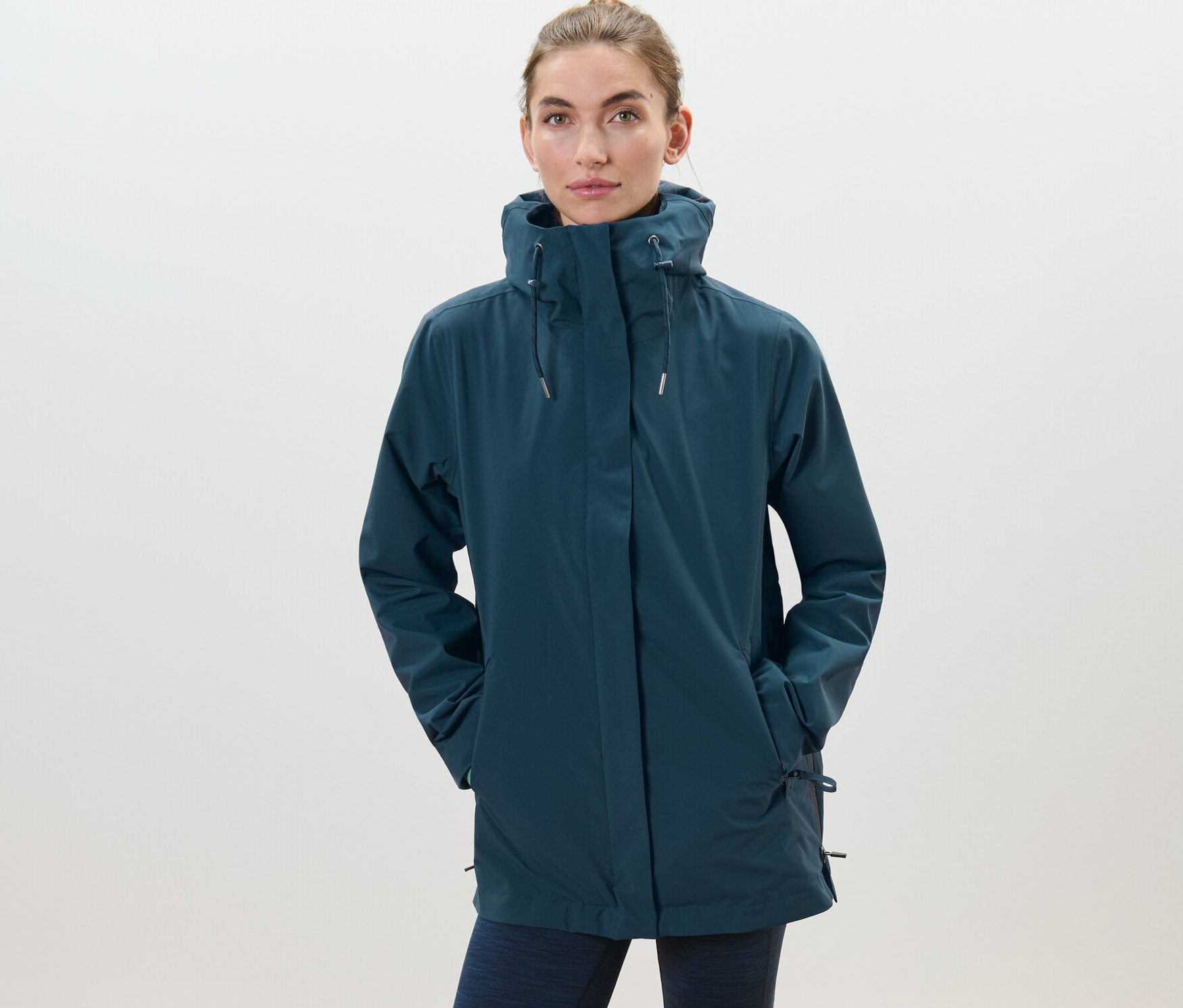 Kobieta ma na sobie kurtkę przeciwdeszczową 3 w 1.