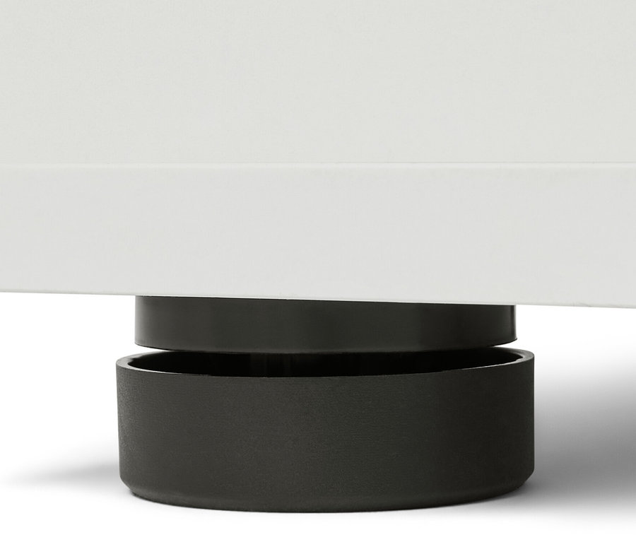 Szczegół nóżki szafki na pralkę z bocznym schowkiem.