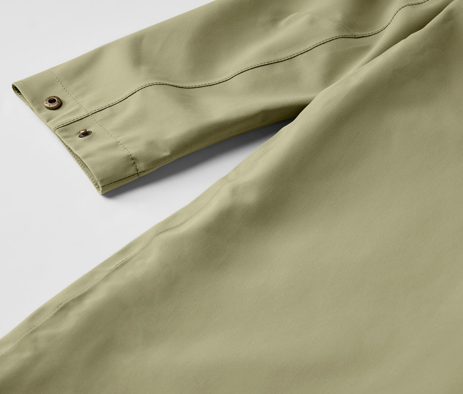 Szczegół khaki płaszcza przeciwdeszczowego.