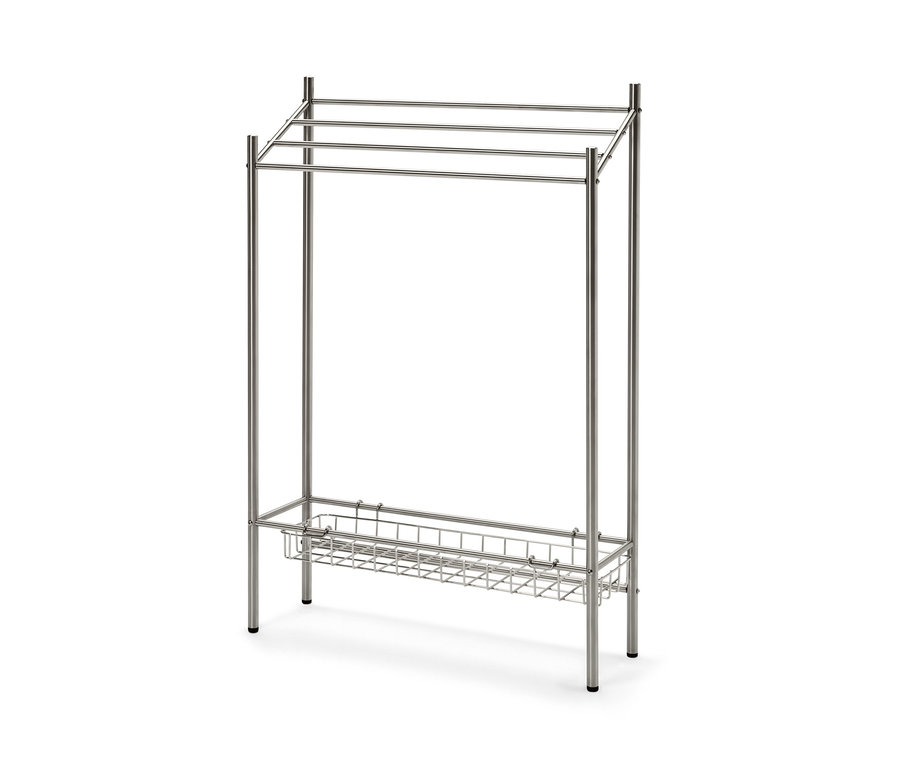 Srebrny metalowy wieszak na ręczniki z trzema prętami u góry i drucianym koszem na dole.