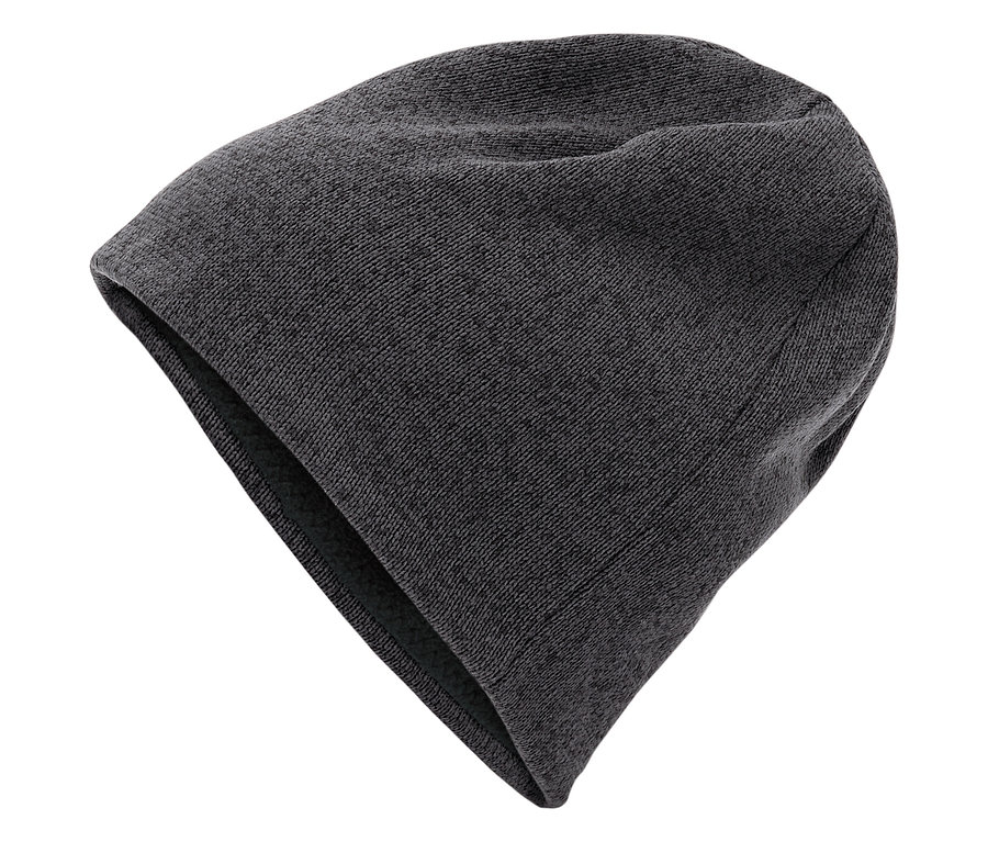Szara czapka z dzianiny.