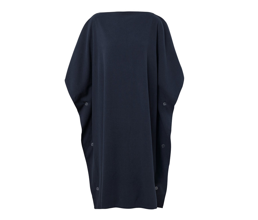 Granatowy ręcznik-ponczo 2 w 1 z guzikami po bokach.