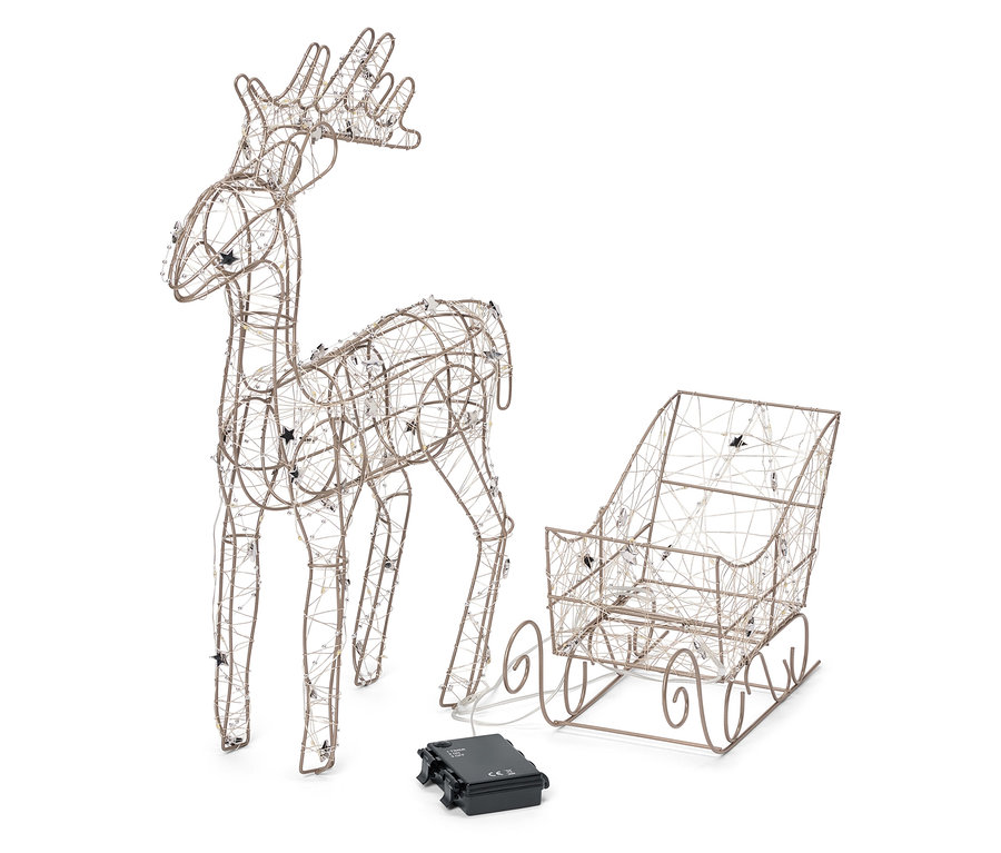 Druciany renifer i sanie z gwiazdami i czarną baterią na białym tle.