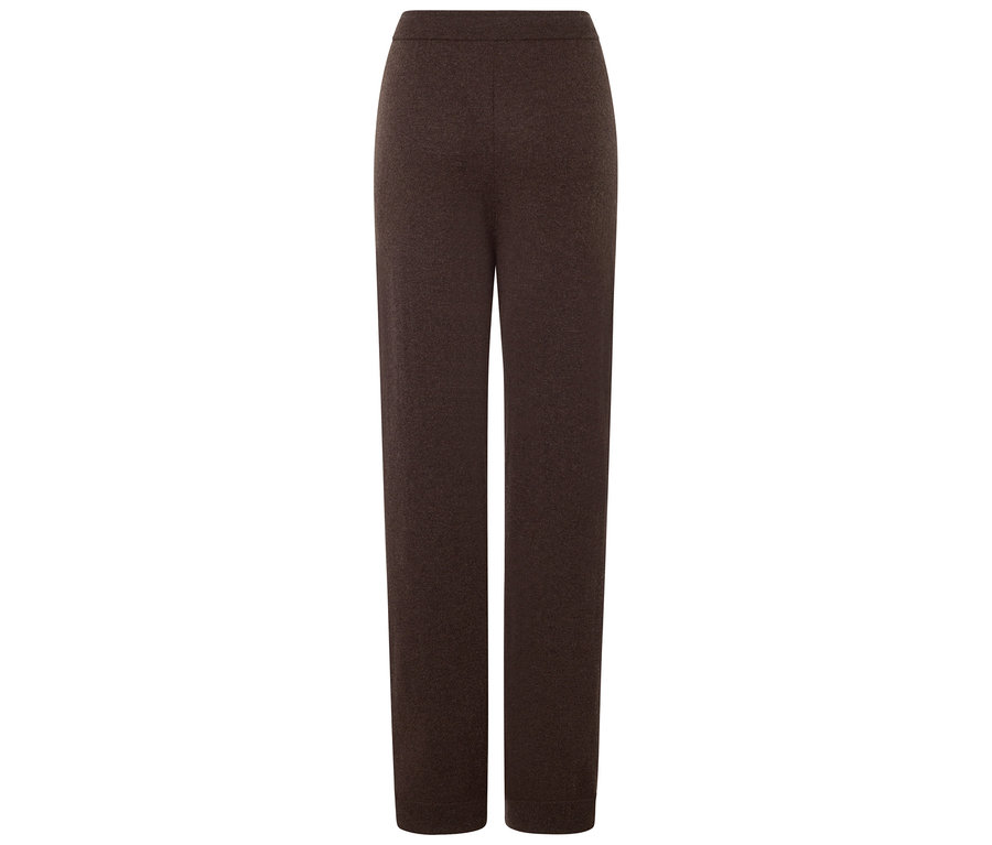 Brązowe dzianinowe spodnie na białym tle.