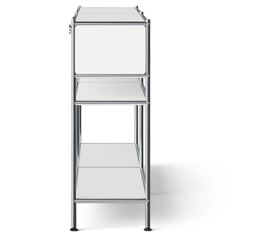 Chromowany regał z trzema białymi półkami.