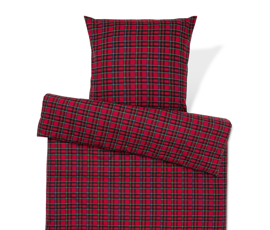 Czerwona pościel w kratę z poduszką.