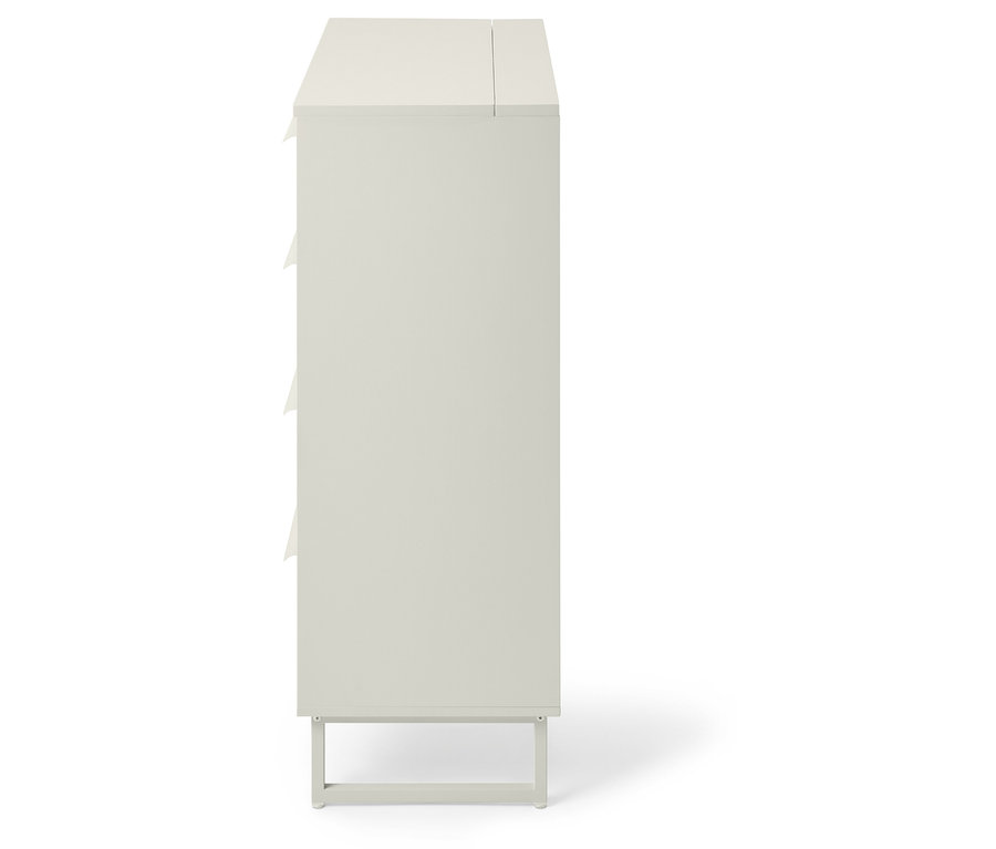 Biała komoda na bieliznę z wąskimi szufladami i metalowymi nogami.