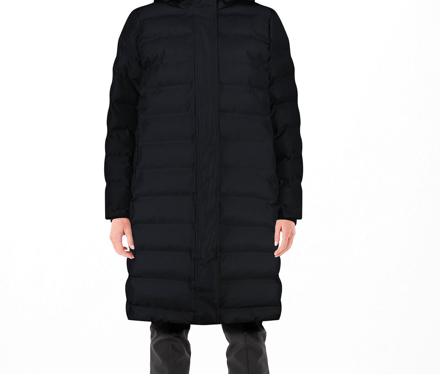 Kobieta ma na sobie czarny płaszcz CMP Damen-Steppmantel.