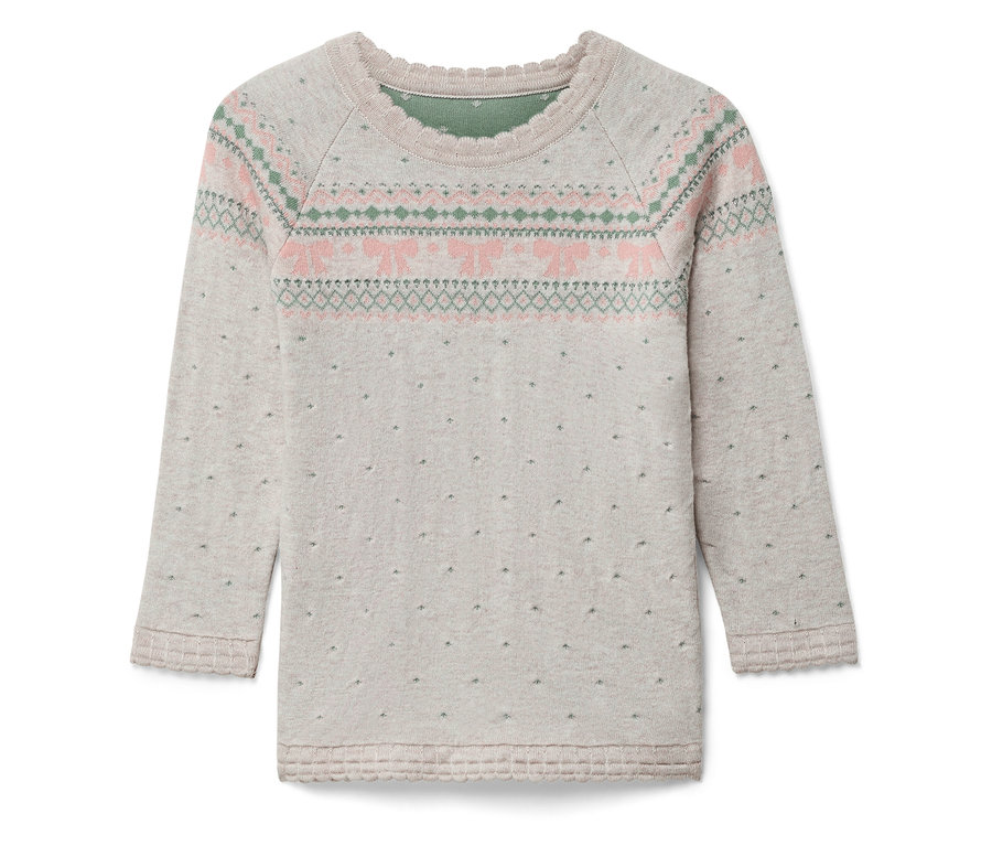 Detal swetra z długimi rękawami z ozdobnym brzegiem i wzorem żakardowym w kolorze różowym i zielonym na szarym tle.