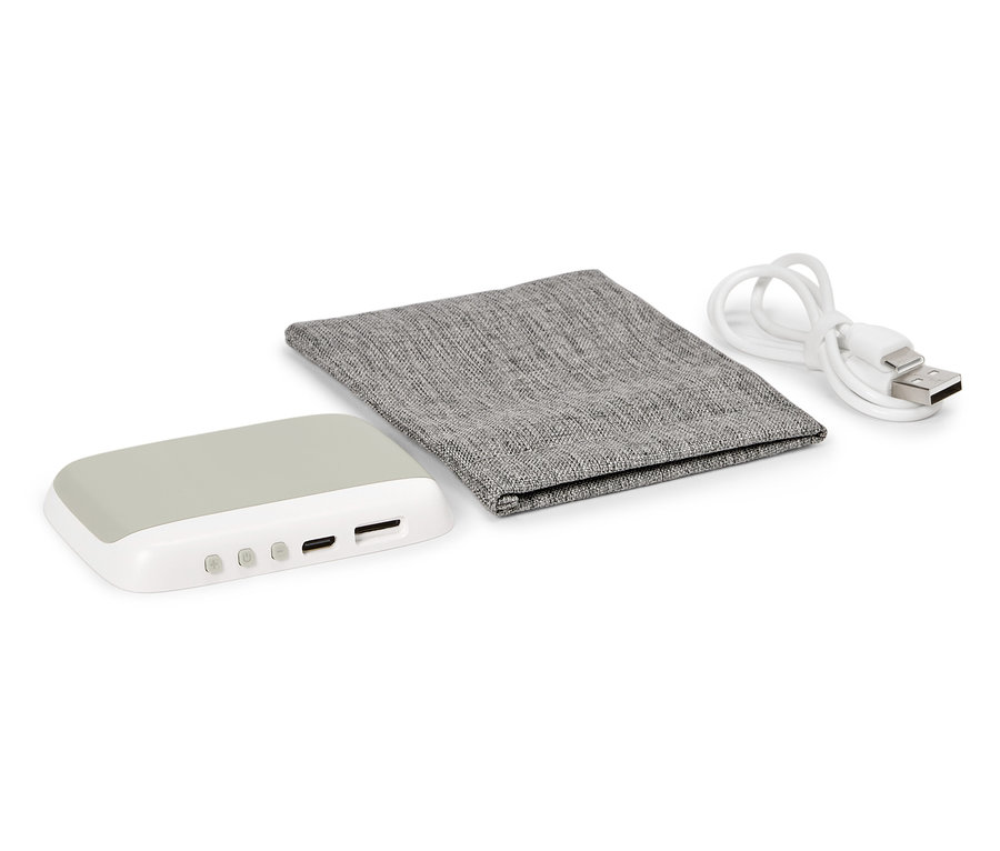Szary power bank, szare etui i biały kabel USB leżą na białym tle.