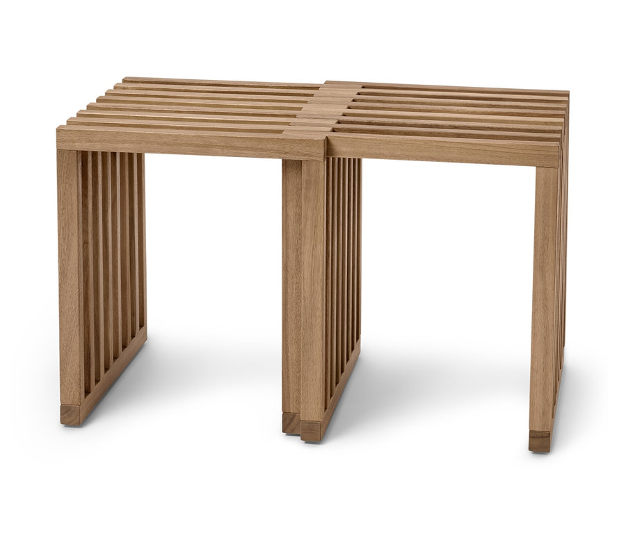 Rozłożony rozkładany stołek z naturalnego drewna z siedziskiem listwowym.